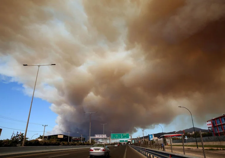 Las llamas acorralan Atenas: la capital de Grecia está cubierta de humo