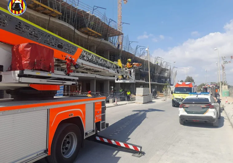 Desalojadas 300 personas por el derrumbe del techo de un supermercado en Valencia