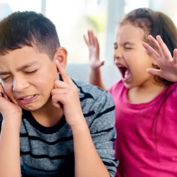 «Ha empezado él»: Cómo lidiar con las peleas entre hermanos en verano