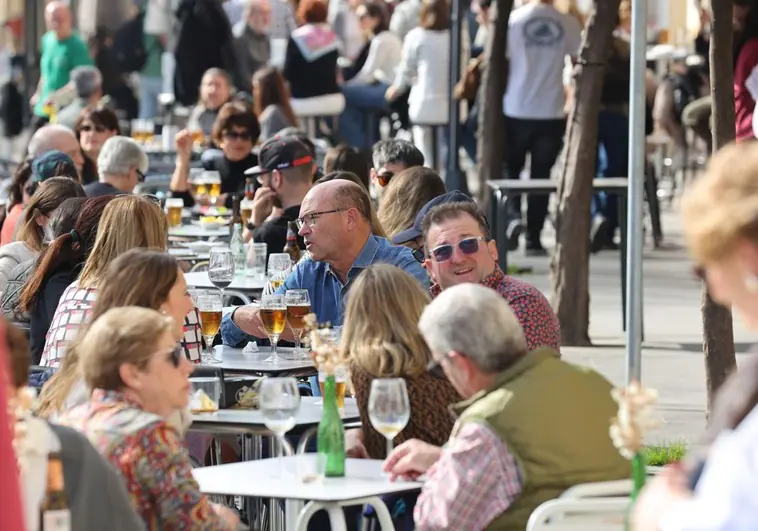 El consumo de bebidas alcohólicas en los bares y restaurantes desciende en el primer trimestre del año