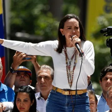 «¡Valiente, valiente!»: María Corina Machado desafía a la represión y reaparece en una protesta