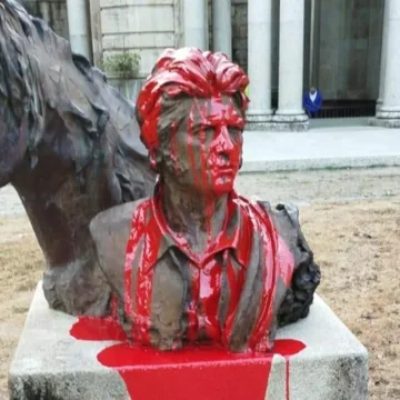 Vandalizan y retiran la escultura del actor Sancho Gracia en Mondariz tras la condena de su nieto Daniel Sancho