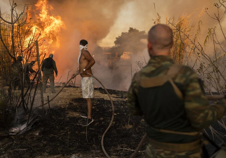 Críticas al Gobierno griego por reducir bomberos profesionales en un país asediado por el fuego