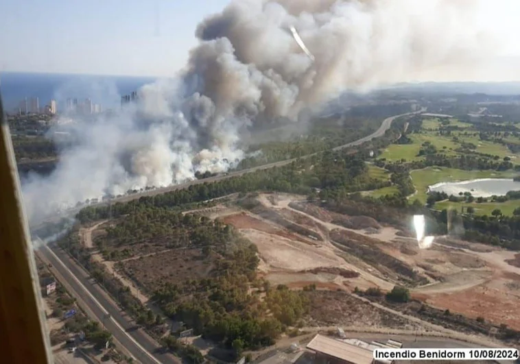 Un incendio forestal en Benidorm obliga a cortar la AP-7 y a evacuar Terra Natura