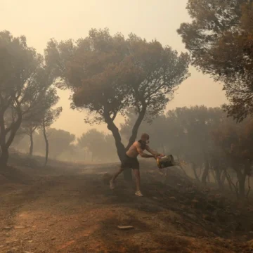 Más de 50.000 evacuados y al menos una víctima mortal en el incendio que amenaza Atenas