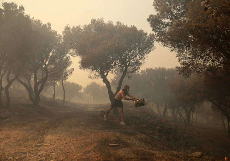 Más de 50.000 evacuados y al menos una víctima mortal en el incendio que amenaza Atenas