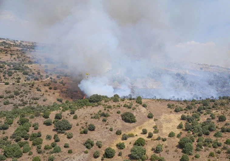 Un vasto incendio en El Molar cerca Pedrezuela y obliga a desalojar viviendas