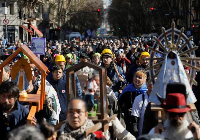 La Iglesia y los sindicatos se unen para reclamar al Gobierno de Milei el aumento de la pobreza