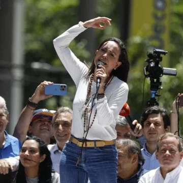 María Corina Machado clama contra el «robo» electoral de Maduro ante miles de manifestantes en Caracas