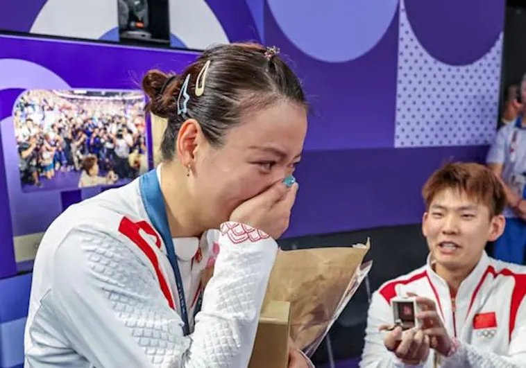 Le pide matrimonio a su novia después de ganar el oro olímpico en bádminton: «Venció dos veces»