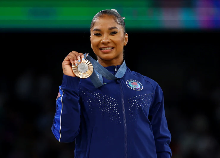 Retiran la medalla de bronce a la gimnasta estadounidense Jordan Chiles por una reclamación cuatro segundos fuera de plazo