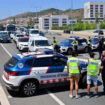 Los Mossos acusan a cargos de Junts de impedir la detención de Puigdemont: «Hicieron un muro humano»