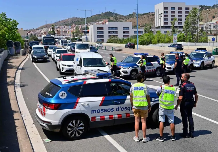 Los Mossos acusan a cargos de Junts de impedir la detención de Puigdemont: «Hicieron un muro humano»