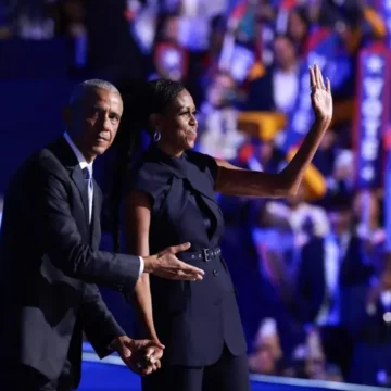 Los Obama exaltan a los demócratas con una embestida doble a Trump para impulsar a Harris