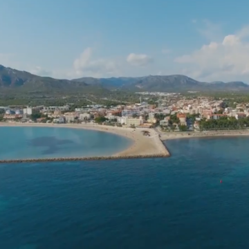 Prohíben el baño en una playa de Tarragona por el avistamiento de un cocodrilo