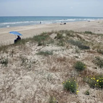 Un pescador halla un cadáver en avanzado estado de descomposición en una playa de Valencia