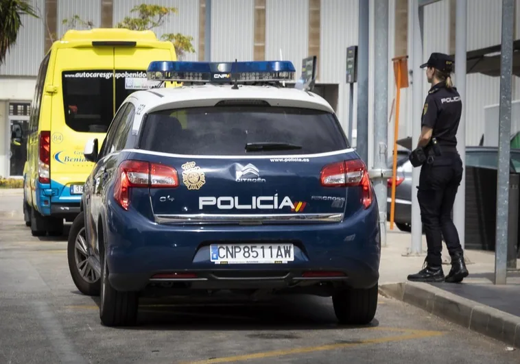 Pilla in fraganti a un ladrón junto a su cama mientras dormía y luego le roba dos furgonetas