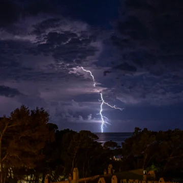 La Aemet avisa de un nuevo cambio de tiempo en España: llegan fuertes tormentas a estas zonas y continúa el calor