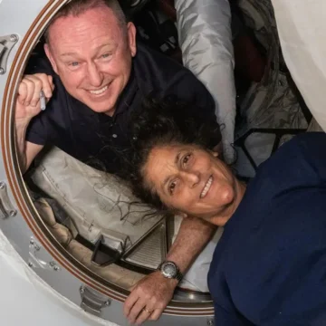 La NASA baraja que los astronautas atrapados en la Estación Espacial permanezcan allí seis meses más