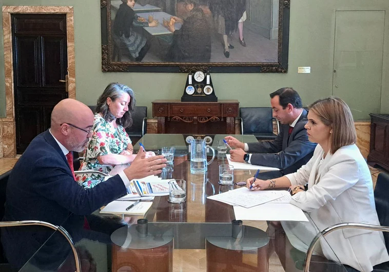 El delegado del Gobierno de Sánchez choca ahora con la presidenta de los municipios madrileños por la inseguridad