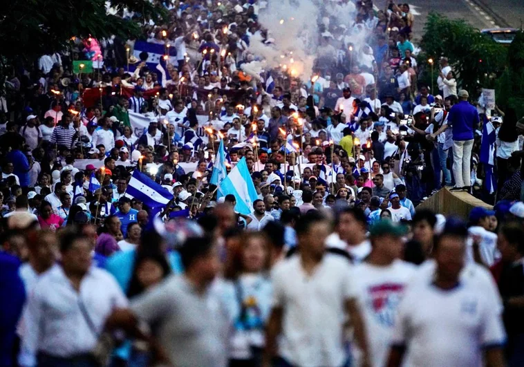 Miles de hondureños marchan con antorchas contra el gobierno tras el fin del tratado de extradición con EEUU