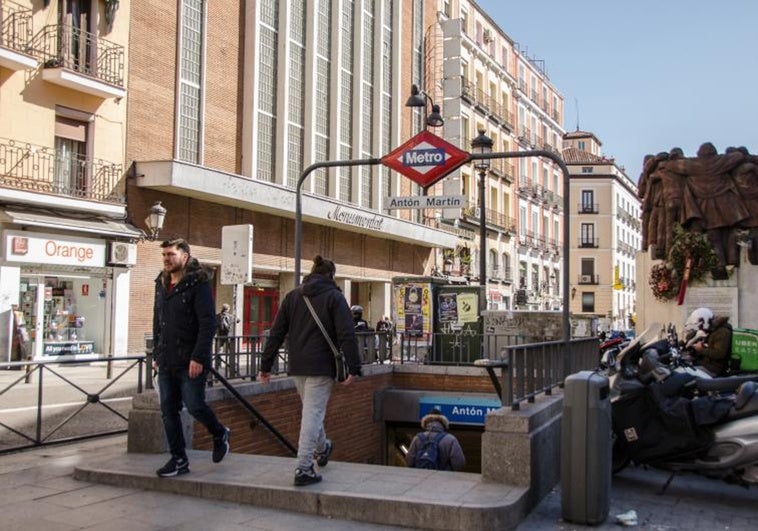 Condenan a una mujer a un año y medio por llamar «puto negro» a otro pasajero del metro Condenan a una mujer a un año y medio por llamar «puto negro» a otro pasajero del metro