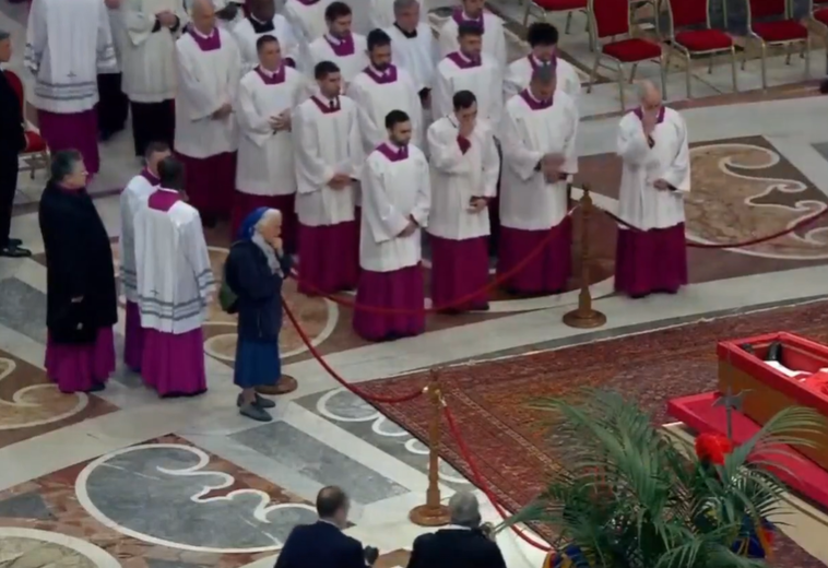 La monja que se ha saltado el protocolo para despedir al Papa Francisco La monja que se ha saltado el protocolo para despedir al Papa Francisco