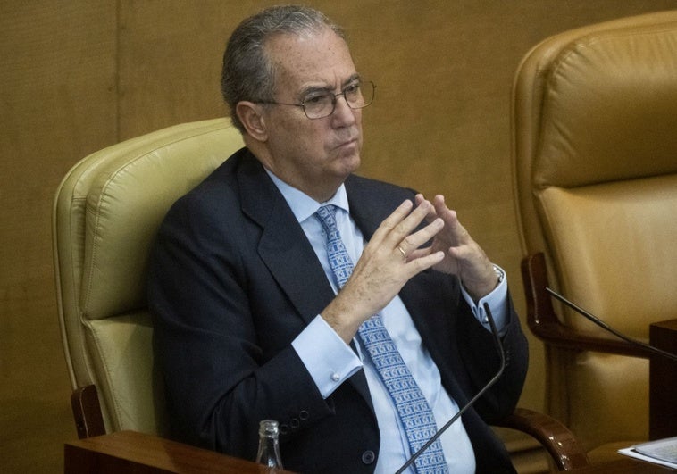 El calvario de Ossorio en la Asamblea: 120 llamadas al silencio en un solo pleno El calvario de Ossorio en la Asamblea: 120 llamadas al silencio en un solo pleno