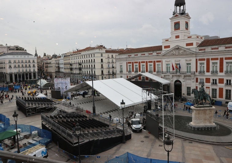 Dos de Mayo: grada para 500 ciudadanos, carpa gigante para mil invitados y homenajes sorpresa en la Puerta del Sol Dos de Mayo: grada para 500 ciudadanos, carpa gigante para mil invitados y homenajes sorpresa en la Puerta del Sol