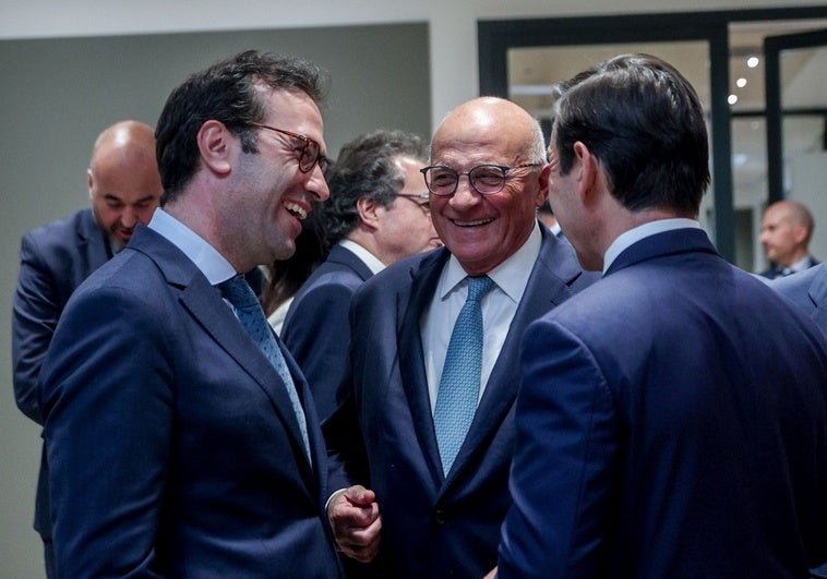 La CNMC aprueba la opa de BBVA al Sabadell en una reunión agónica y queda en manos del Gobierno La CNMC aprueba la opa de BBVA al Sabadell en una reunión agónica y queda en manos del Gobierno