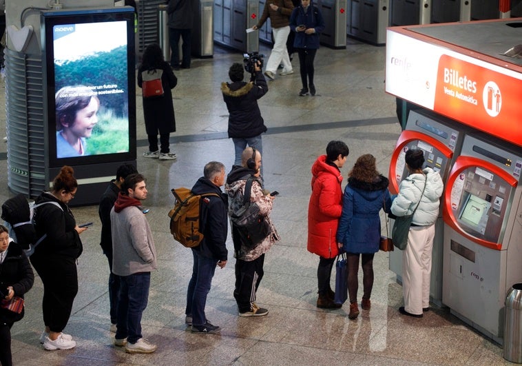 Madrid amplía la gratuidad del transporte a menores de 14 años y mantiene el abono gratuito para mayores de 65 Madrid amplía la gratuidad del transporte a menores de 14 años y mantiene el abono gratuito para mayores de 65