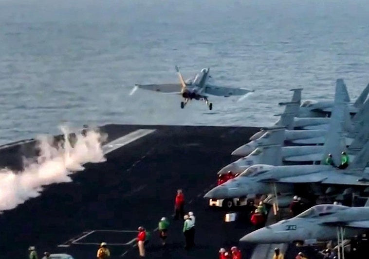 Un caza de EE.UU. cae al Mar Rojo cuando aterrizaba en el portaaviones Un caza de EE.UU. cae al Mar Rojo cuando aterrizaba en el portaaviones