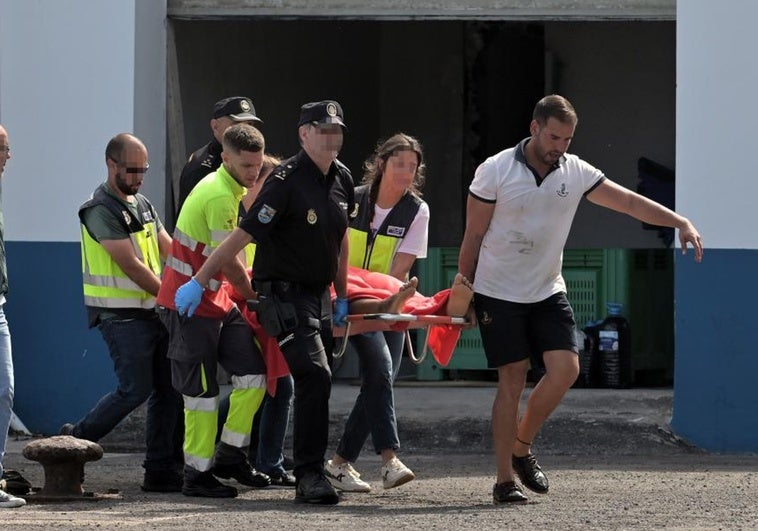 El vuelco mortal del cayuco deja emociones rotas: «No puedo ver las imágenes» El vuelco mortal del cayuco deja emociones rotas: «No puedo ver las imágenes»