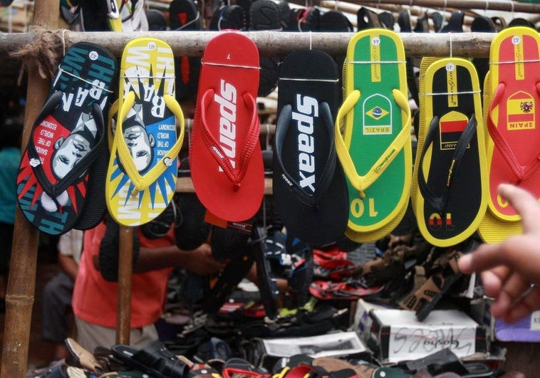 Las chanclas con calcetines Las chanclas con calcetines
