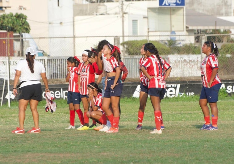 Muere una jugadora de 15 años tras desmayarse y convulsionar durante un partido de fútbol Muere una jugadora de 15 años tras desmayarse y convulsionar durante un partido de fútbol