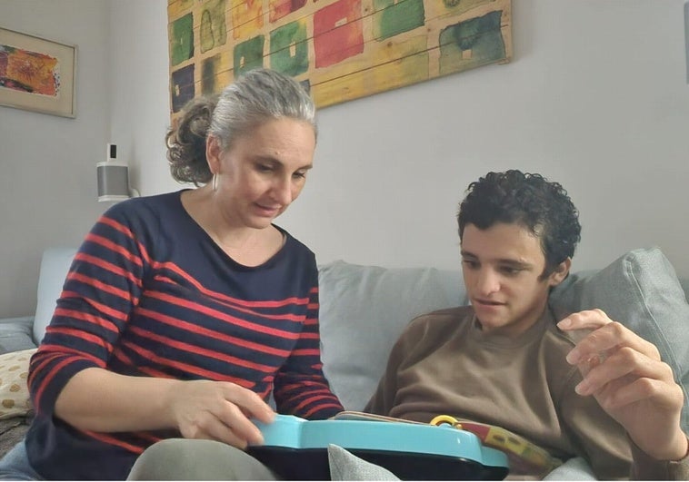 Las 'otras' madres: cuidadoras a tiempo completo (y sin sueldo) de sus hijos con discapacidad severa Las ‘otras’ madres: cuidadoras a tiempo completo (y sin sueldo) de sus hijos con discapacidad severa
