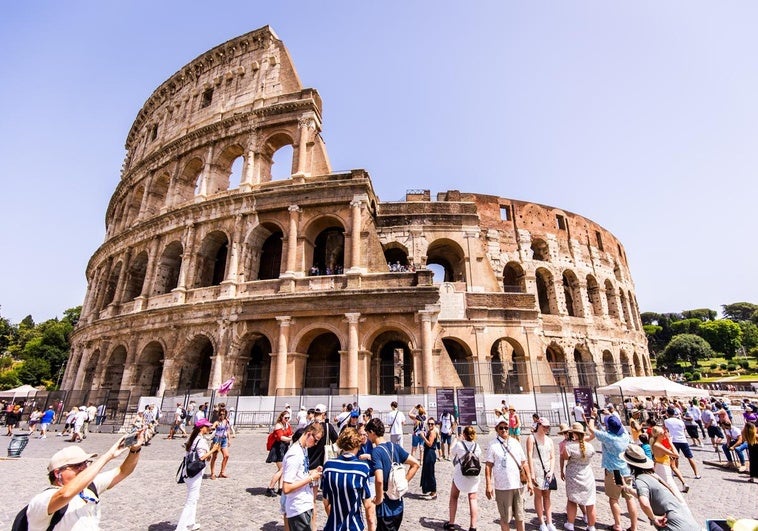 Un turista intenta trepar la verja del Coliseo, pero cae y termina empalado Un turista intenta trepar la verja del Coliseo, pero cae y termina empalado