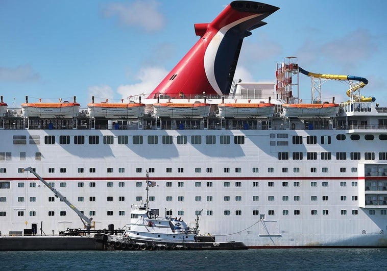 Un crucero rompe las amarras y dos turistas terminan en el mar Un crucero rompe las amarras y dos turistas terminan en el mar