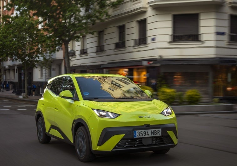 Al volante del BYD Dolphin Surf: subrayado por colores brillantes, resulta atractivo, casi tanto como su precio Al volante del BYD Dolphin Surf: subrayado por colores brillantes, resulta atractivo, casi tanto como su precio