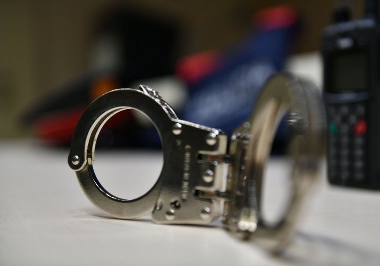 Detenido un hombre en Mataró tras la caída de su pareja desde el balcón de un quinto piso Detenido un hombre en Mataró tras la caída de su pareja desde el balcón de un quinto piso