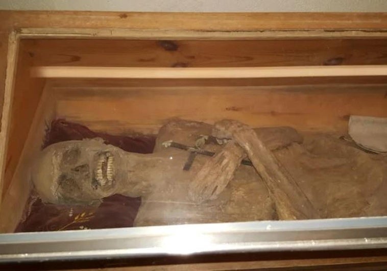 Resuelto el misterio de la momia de un vicario austriaco: embalsado por el ano con trozos de madera y tela Resuelto el misterio de la momia de un vicario austriaco: embalsado por el ano con trozos de madera y tela