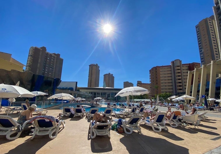 Detenida una mujer por dejar a su hija de 6 años sola en una piscina en Barcelona, donde casi se ahoga Detenida una mujer por dejar a su hija de 6 años sola en una piscina en Barcelona, donde casi se ahoga