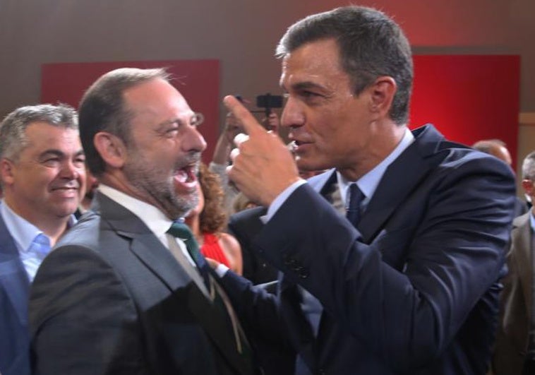 Cruce de acusaciones entre el Gobierno y el PP por los mensajes de Sánchez y Ábalos Cruce de acusaciones entre el Gobierno y el PP por los mensajes de Sánchez y Ábalos