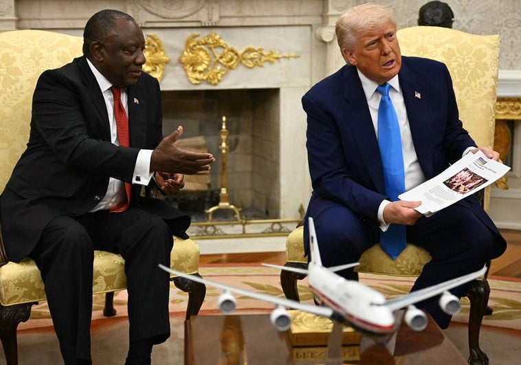 Otro tenso desencuentro en el Despacho Oval: Trump muestra fosas y acusa al presidente de Sudáfrica de genocidio Otro tenso desencuentro en el Despacho Oval: Trump muestra fosas y acusa al presidente de Sudáfrica de genocidio