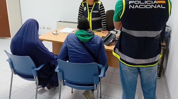 Detenido un matrimonio en Elche por mutilar los genitales a su hija de tres años por «creencias culturales» Detenido un matrimonio en Elche por mutilar los genitales a su hija de tres años por «creencias culturales»
