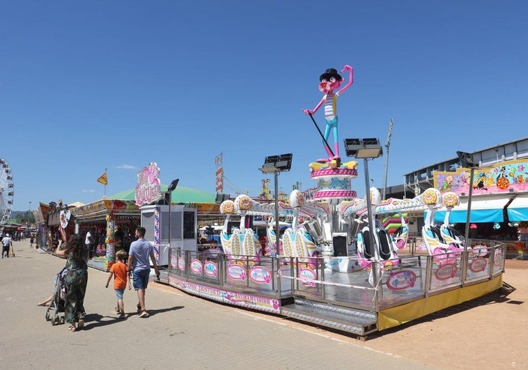 Reabre la atracción de la Feria de Córdoba de la que cayó un niño de siete años Reabre la atracción de la Feria de Córdoba de la que cayó un niño de siete años