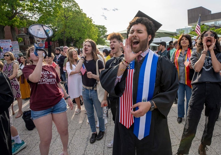 Los estudiantes de Harvard se manifiestan contra Trump y en apoyo al alumnado extranjero Los estudiantes de Harvard se manifiestan contra Trump y en apoyo al alumnado extranjero