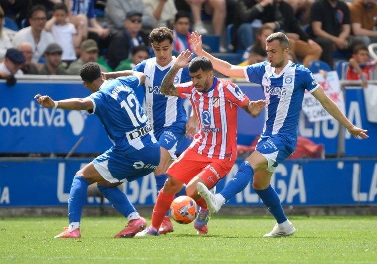 Un Atlético sin propósito se deja anular por el Alavés Un Atlético sin propósito se deja anular por el Alavés