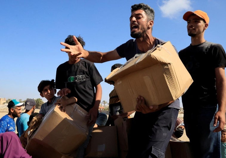 Miles de gazatíes asaltan un punto de reparto de ayuda de la fundación que reemplaza a la ONU Miles de gazatíes asaltan un punto de reparto de ayuda de la fundación que reemplaza a la ONU