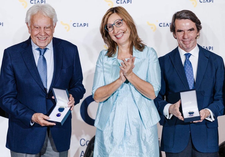 Aznar y González defienden recuperar la «centralidad» y la «continuidad histórica» frente a los extremismos Aznar y González defienden recuperar la «centralidad» y la «continuidad histórica» frente a los extremismos